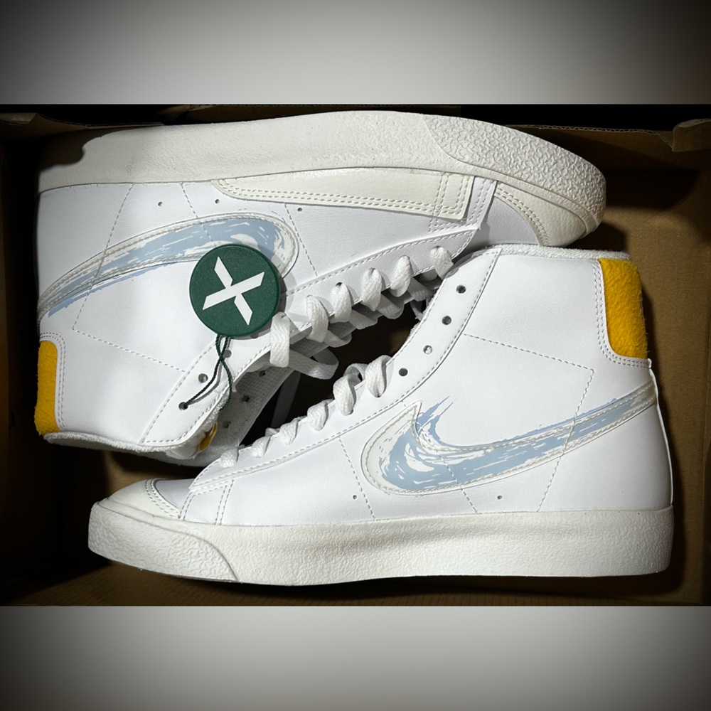 Nike Blazer Mid 77
Painted Swoosh